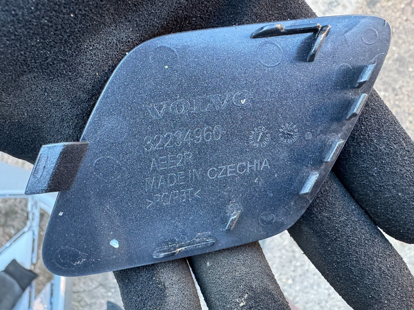 Volvo XC60 2025 Front tow eye cover 32234960 Grey