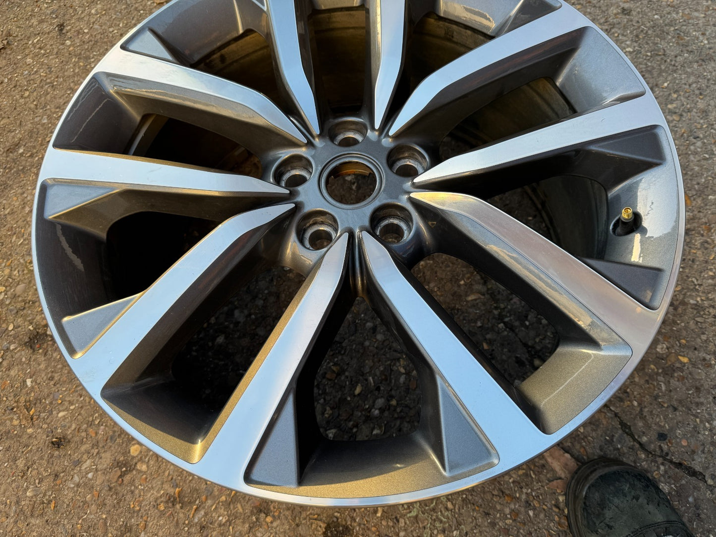 21" LAND ROVER DISCOVERY 5 ALLOY WHEEL GENUINE  9.5JX21 ET49 MY42-1007-CA  2024