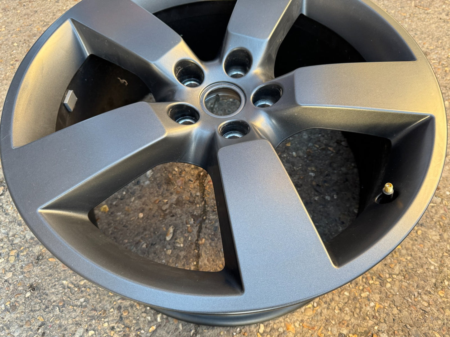 GENUINE LAND ROVER DEFENDER L663 20" 8.5J GREY ALLOY WHEEL L8B21007HA VERY GOOD!