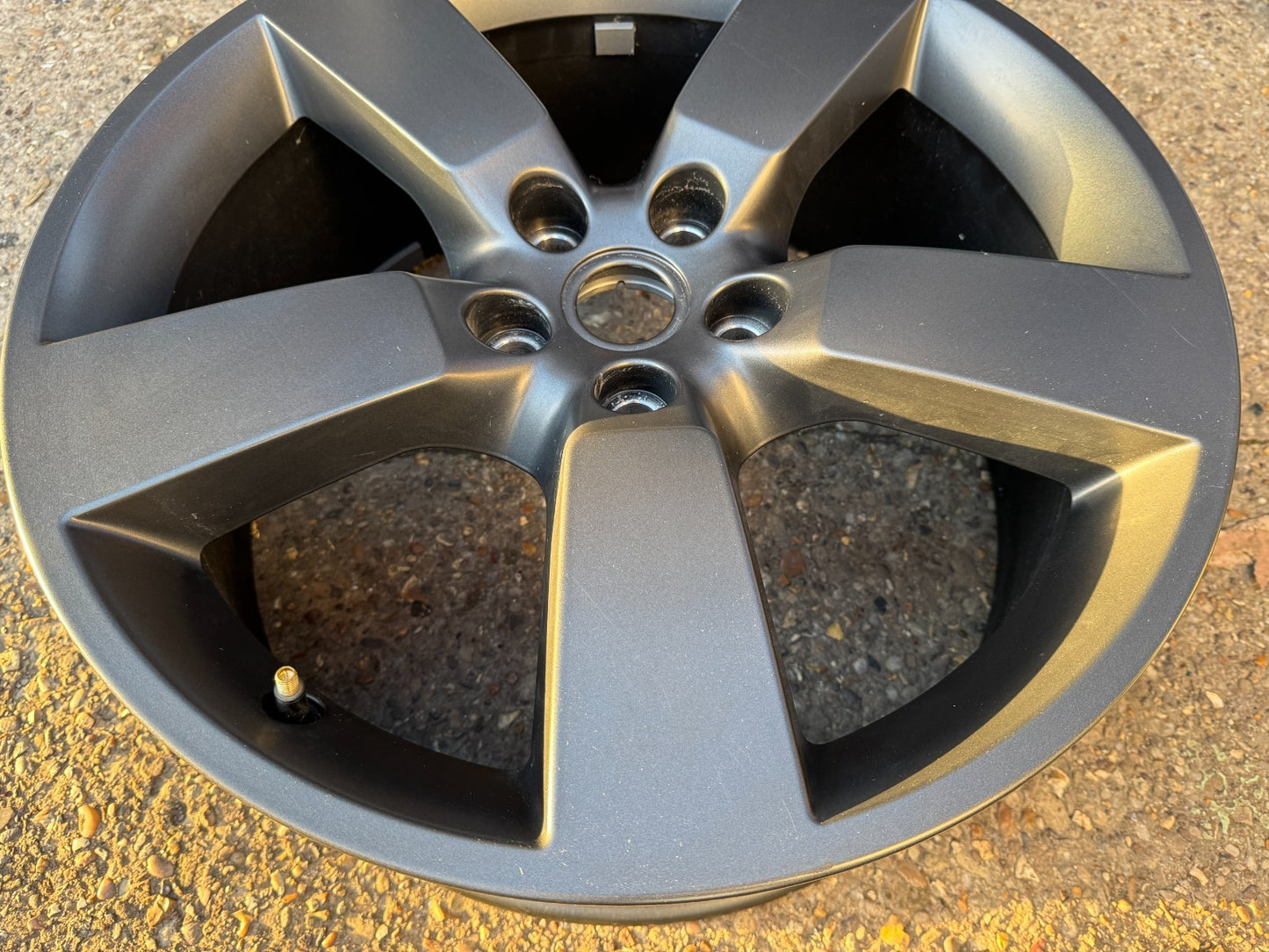 GENUINE LAND ROVER DEFENDER L663 20" 8.5J GREY ALLOY WHEEL L8B21007HA VERY GOOD!