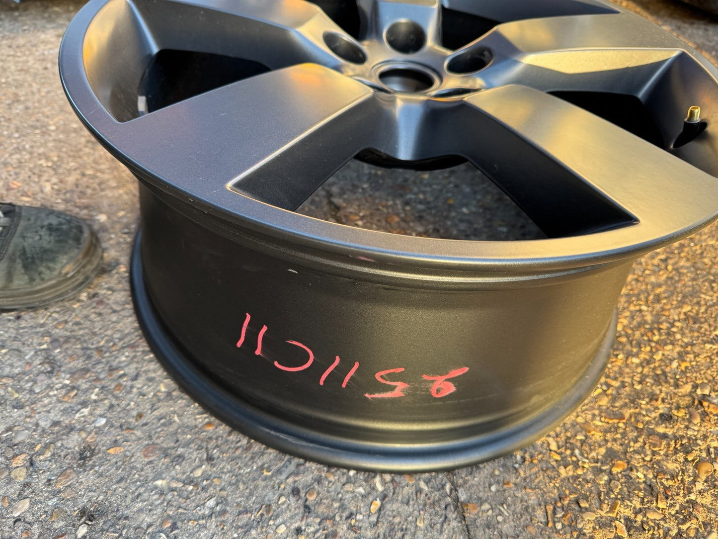 GENUINE LAND ROVER DEFENDER L663 20" 8.5J GREY ALLOY WHEEL L8B21007HA VERY GOOD!