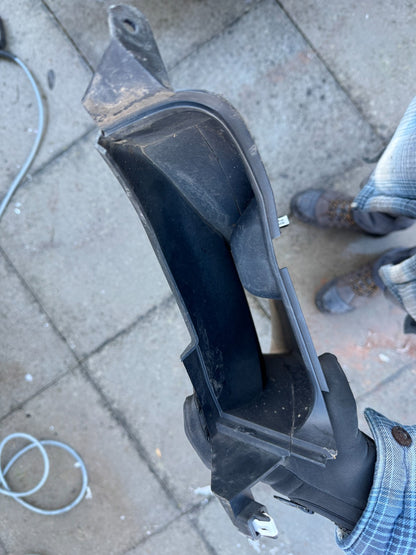 Defender l663 front lower air vent, right hand side ,genuine part  L8B2-17E762-A