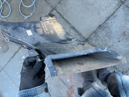 Defender l663 front lower air vent, right hand side ,genuine part  L8B2-17E762-A