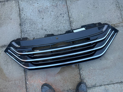 Genuine Front Grill iveco daily 2022 on chrome scratched 5802799786