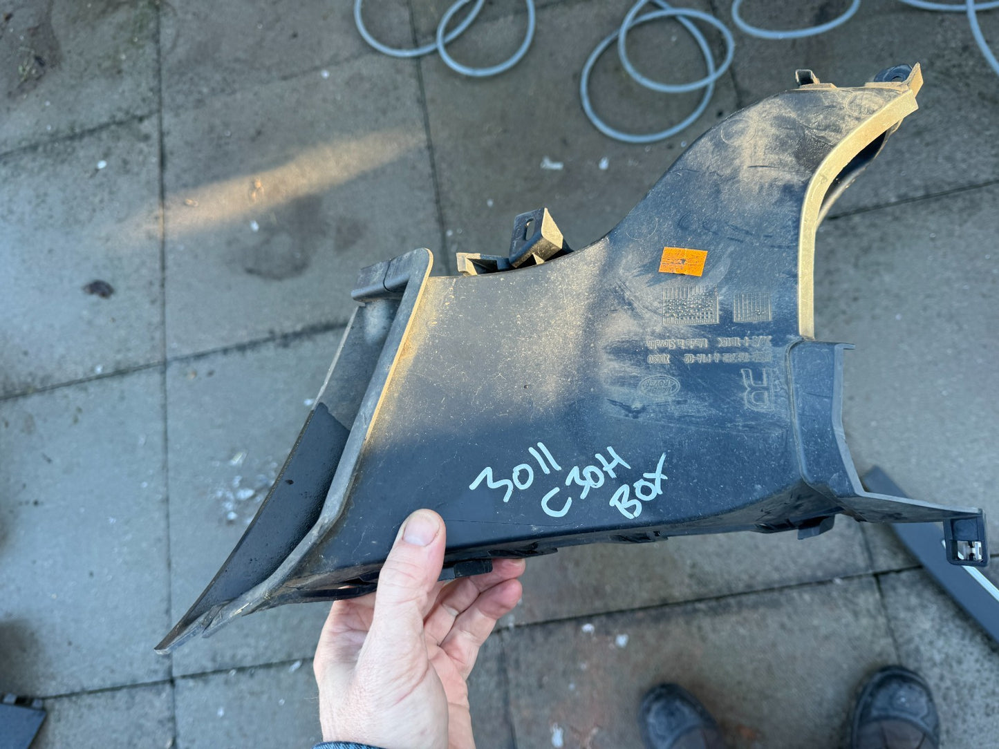 Defender l663 front lower air vent, right hand side ,genuine part  L8B2-17E762-A