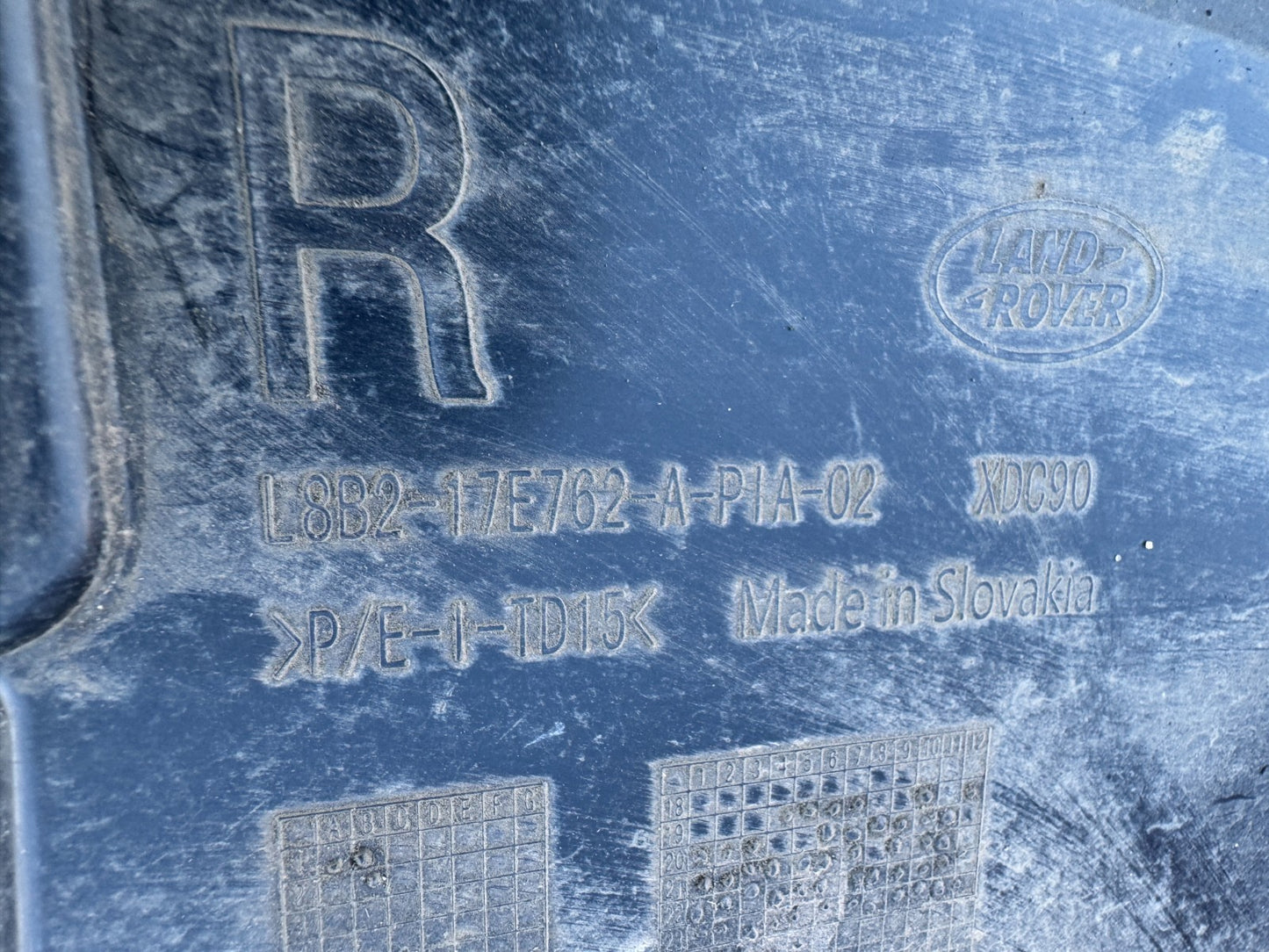 Defender l663 front lower air vent, right hand side ,genuine part  L8B2-17E762-A