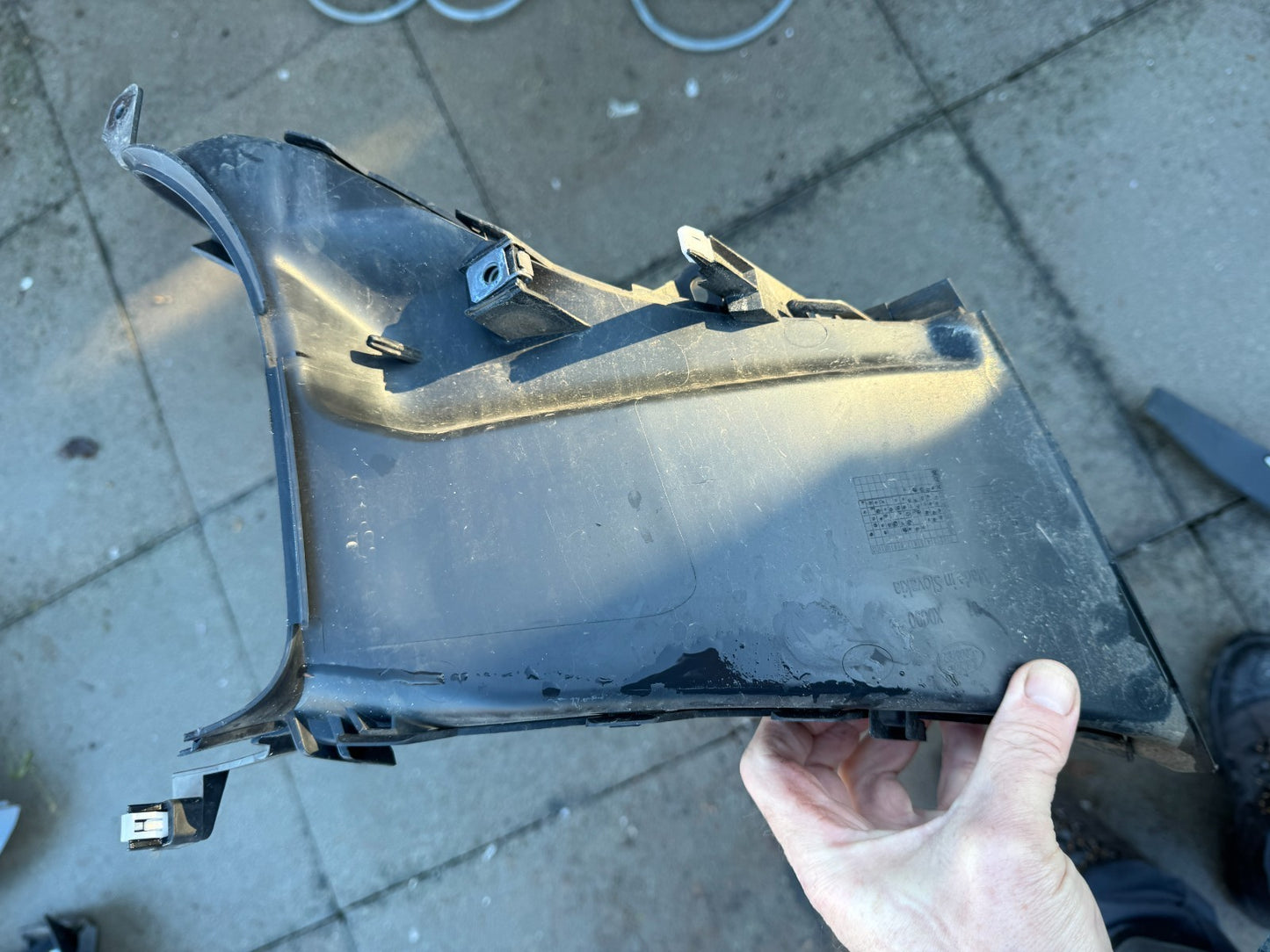 Defender l663 front lower air vent, right hand side ,genuine part  L8B2-17E762-A