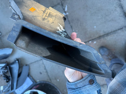 Defender l663 front lower air vent, right hand side ,genuine part  L8B2-17E762-A