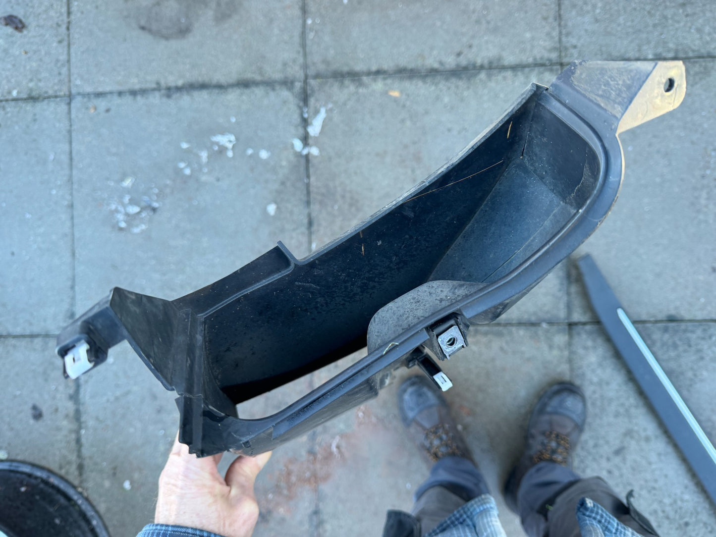 Defender l663 front lower air vent, right hand side ,genuine part  L8B2-17E762-A