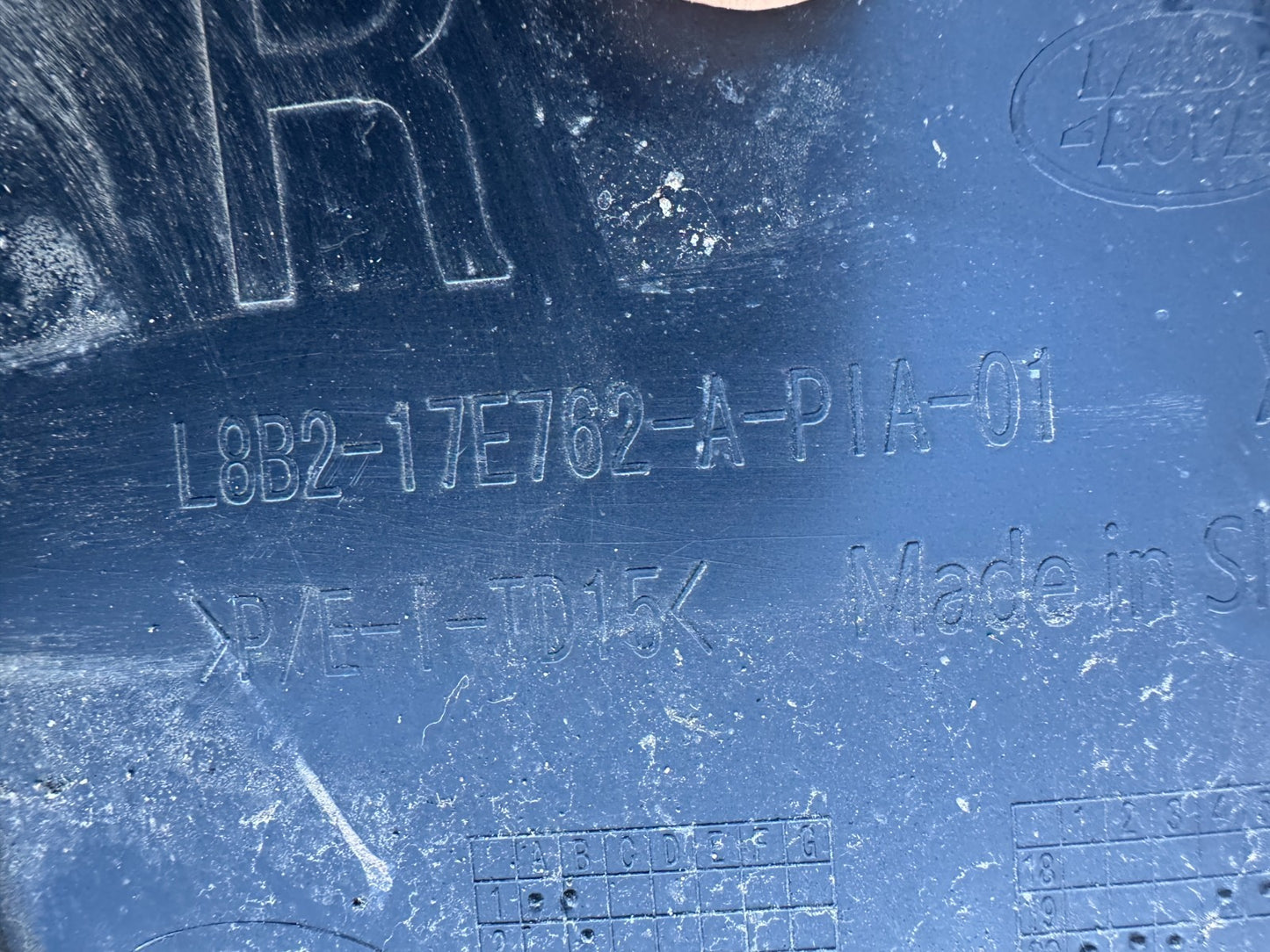 Defender l663 front lower air vent, right hand side ,genuine part  L8B2-17E762-A