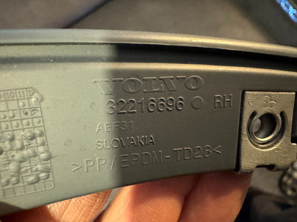Genuine Volvo XC60 2025 Right Front door trim (molding) 32216696 in primer