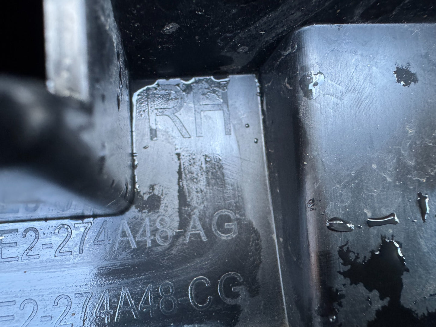 GENUINE RANGE ROVER VOGUE L460 REAR RIGHT DOOR LOWER MOULD 2022-ON M8E2274A48