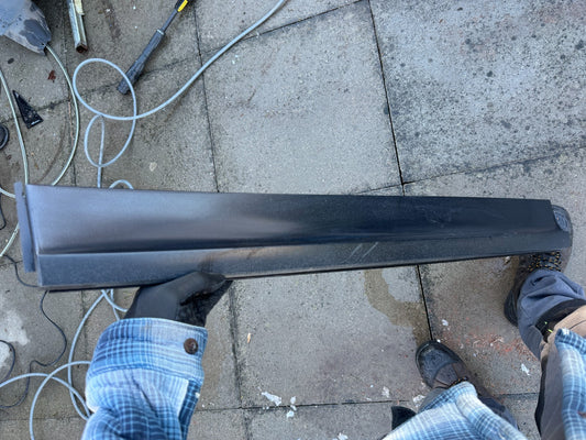 Porsche Cayenne (9Y0 9Y3) 2019 Left front door trim molding 9Y0837095