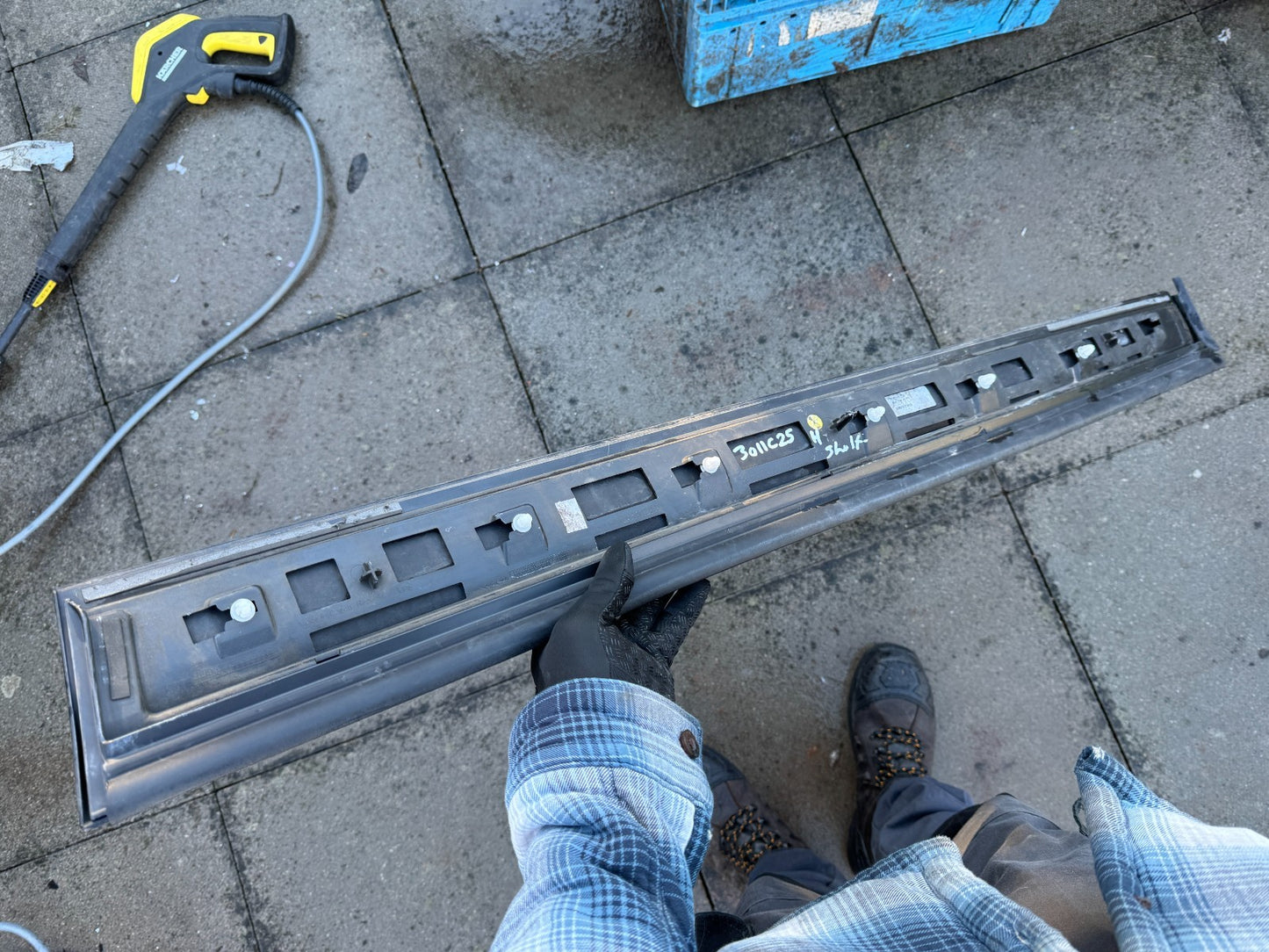 Porsche Cayenne (9Y0 9Y3) 2019 Left front door trim molding 9Y0837095