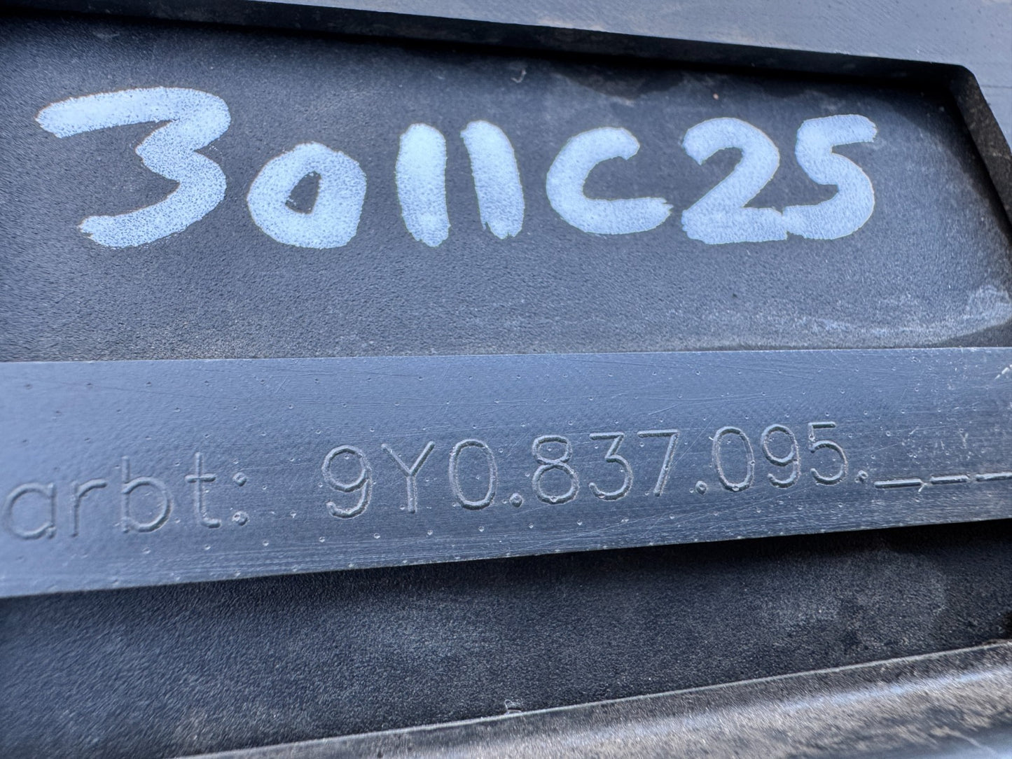 Porsche Cayenne (9Y0 9Y3) 2019 Left front door trim molding 9Y0837095