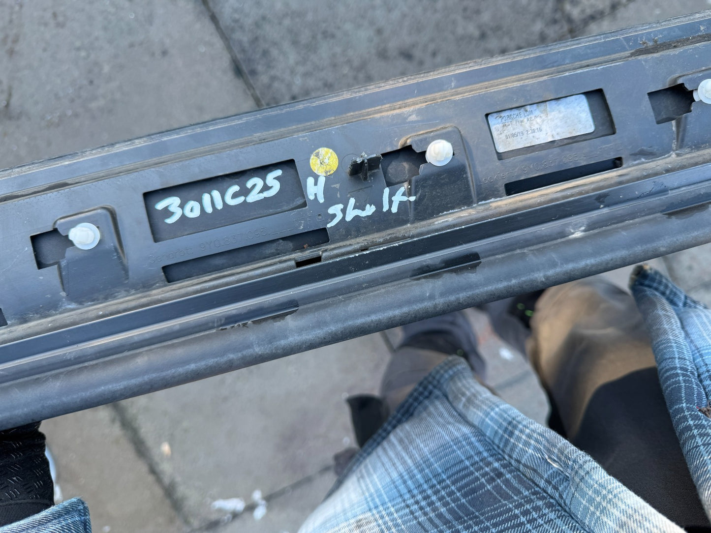 Porsche Cayenne (9Y0 9Y3) 2019 Left front door trim molding 9Y0837095