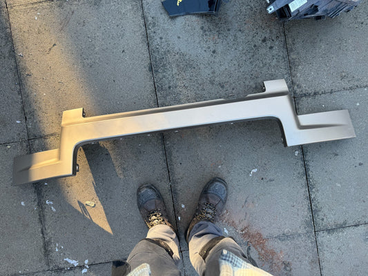 2024 land rover defender front trim facia L663 s8bm-17820 broken clips scratched