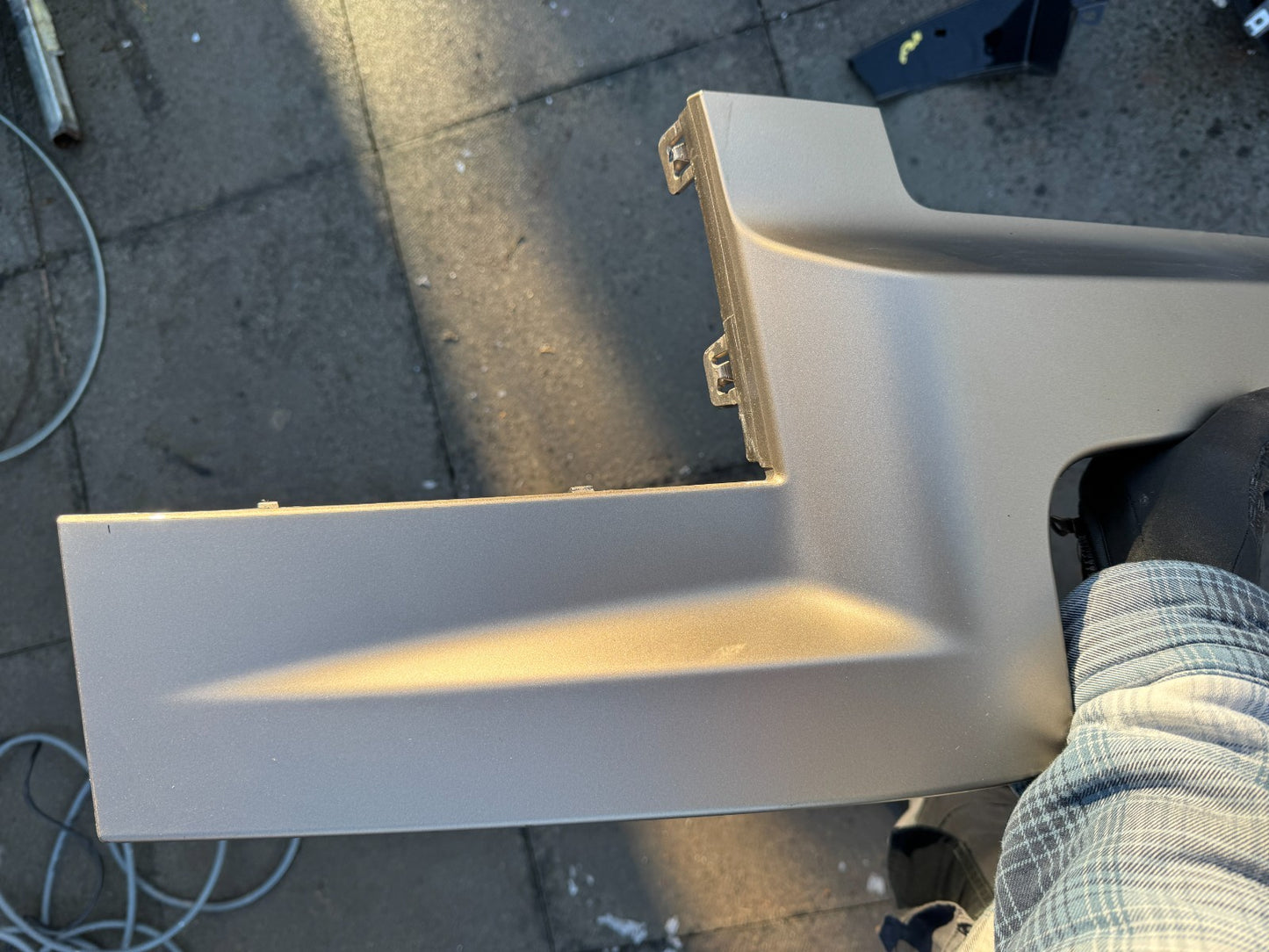 2024 land rover defender front trim facia L663 s8bm-17820 broken clips scratched