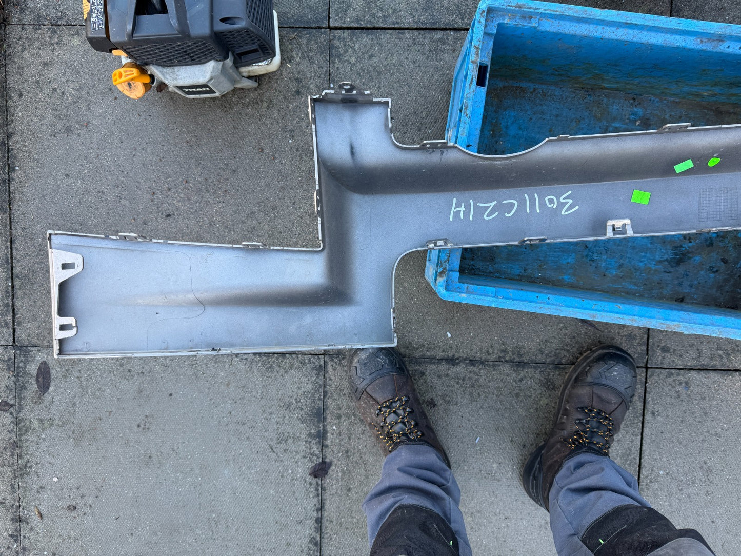 2024 land rover defender front trim facia L663 s8bm-17820 broken clips scratched