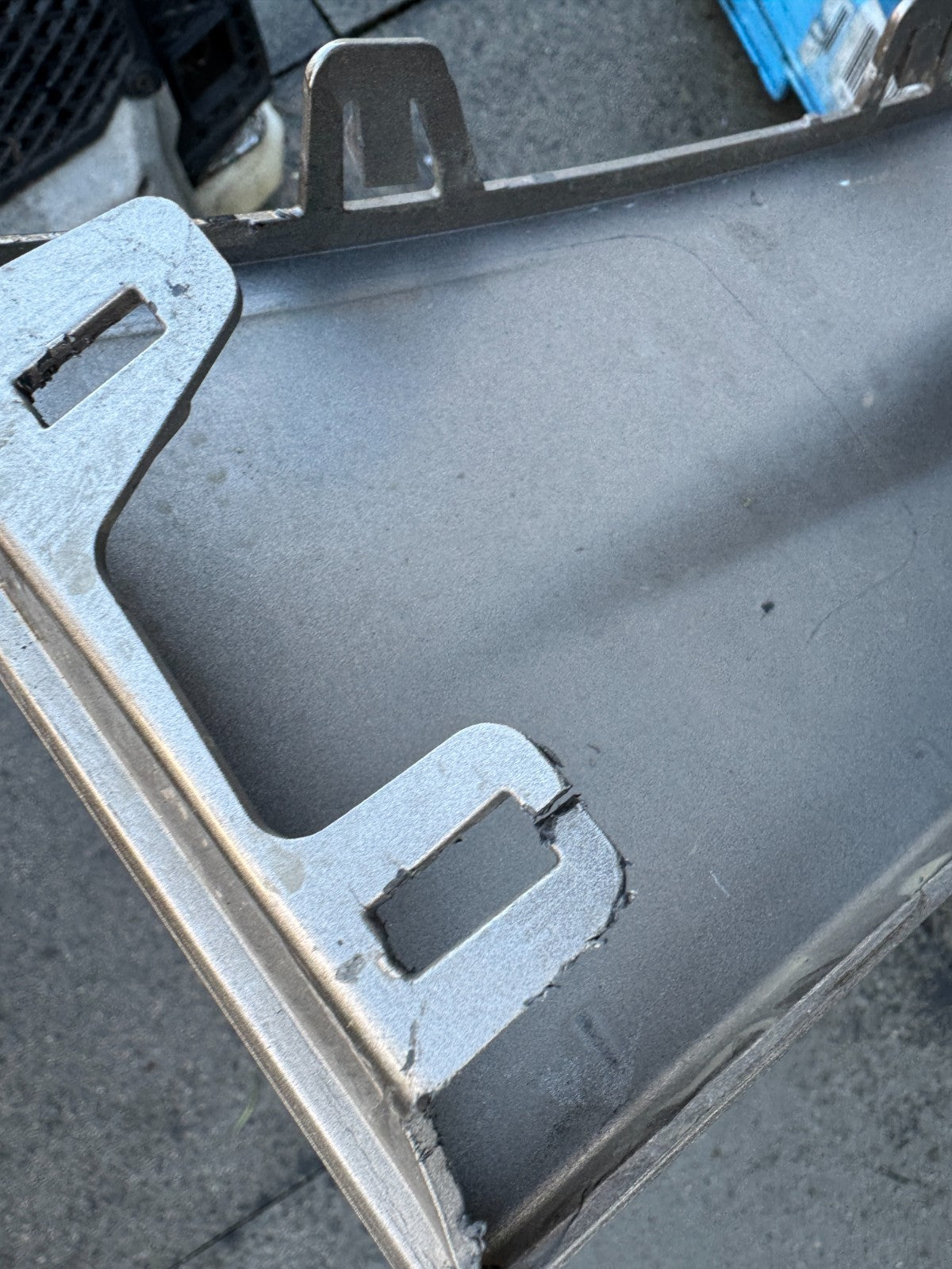 2024 land rover defender front trim facia L663 s8bm-17820 broken clips scratched