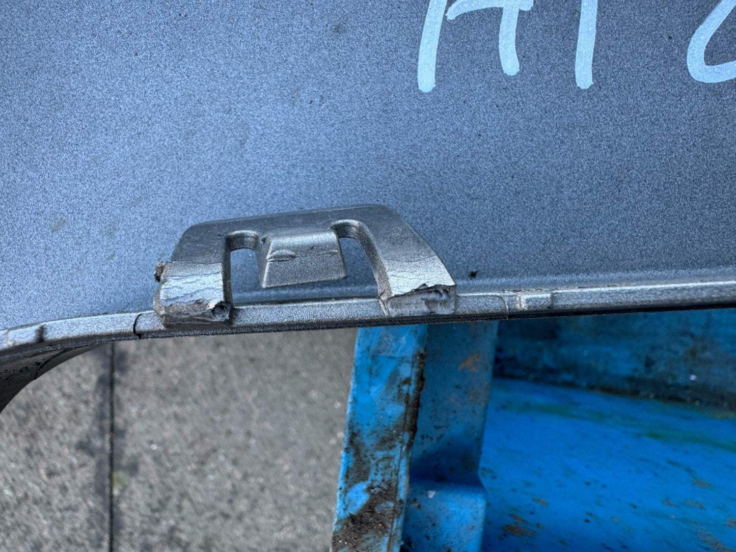 2024 land rover defender front trim facia L663 s8bm-17820 broken clips scratched