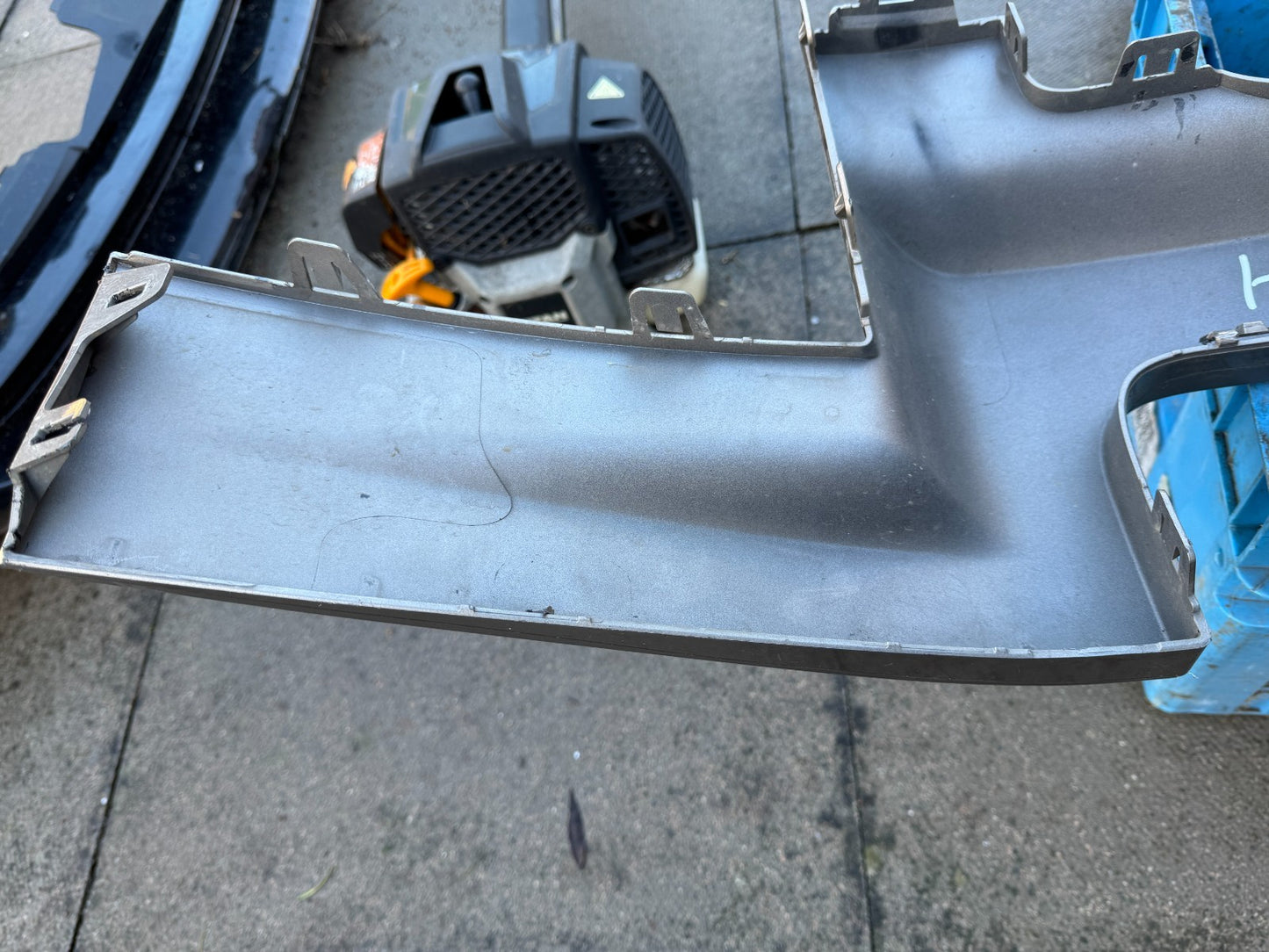 2024 land rover defender front trim facia L663 s8bm-17820 broken clips scratched