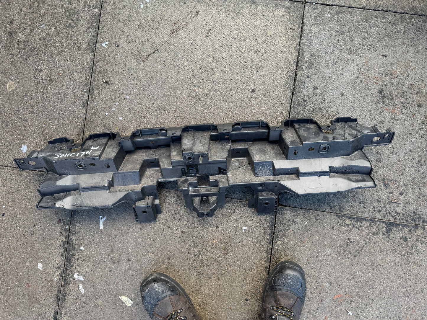 GENUINE RANGE ROVER SPORT L461 REAR BUMPER CENTRE BRACKET 2022-ON N9X217B861A