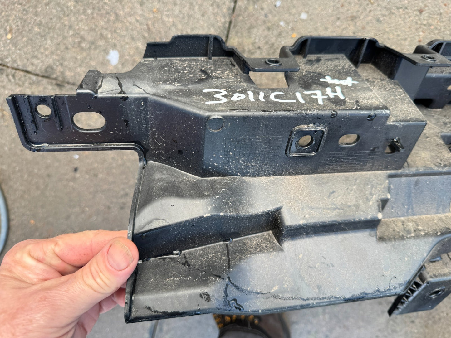 GENUINE RANGE ROVER SPORT L461 REAR BUMPER CENTRE BRACKET 2022-ON N9X217B861A