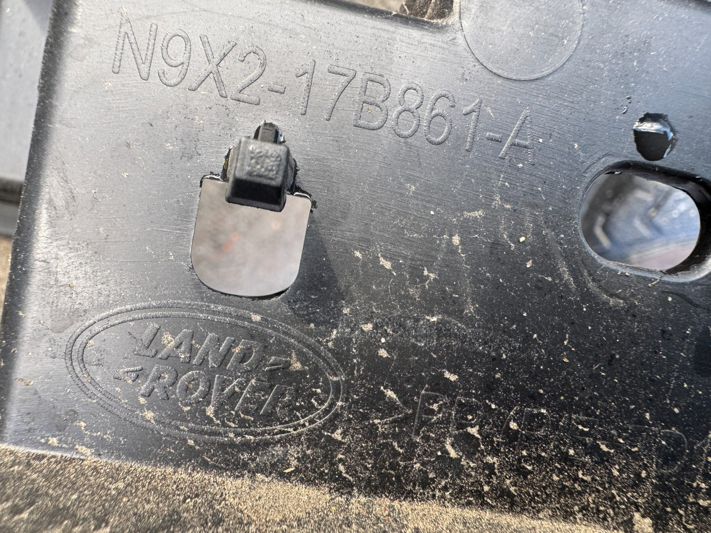 GENUINE RANGE ROVER SPORT L461 REAR BUMPER CENTRE BRACKET 2022-ON N9X217B861A