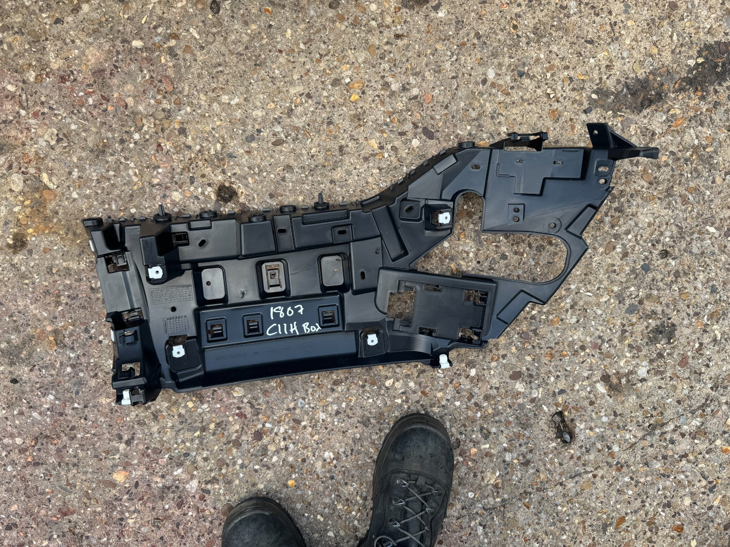 GENUINE LAND ROVER DISCOVERY L462 2020-2024 REAR RIGHT SIDE BUMPER MOUNT BRACKET