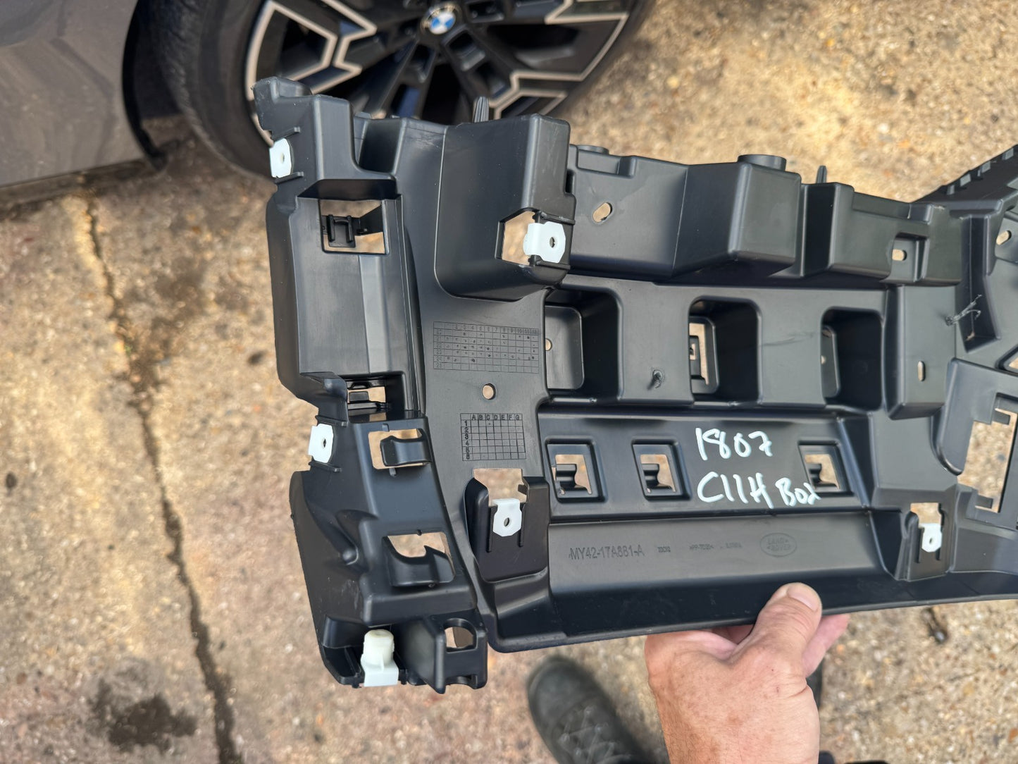 GENUINE LAND ROVER DISCOVERY L462 2020-2024 REAR RIGHT SIDE BUMPER MOUNT BRACKET