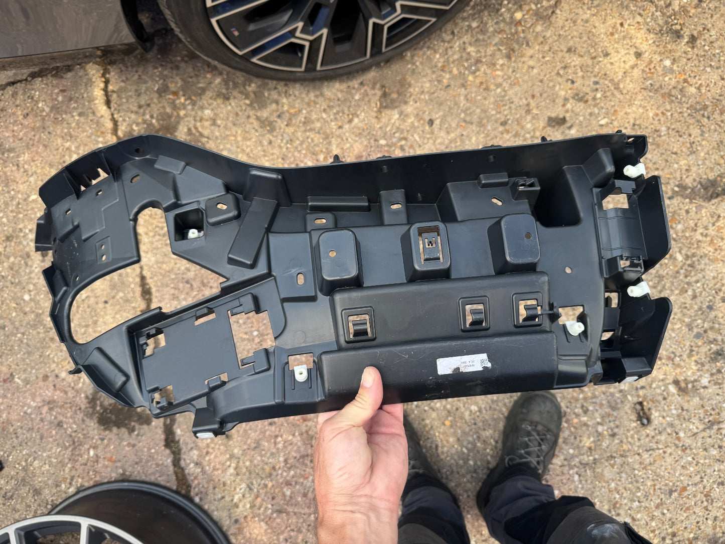 GENUINE LAND ROVER DISCOVERY L462 2020-2024 REAR RIGHT SIDE BUMPER MOUNT BRACKET