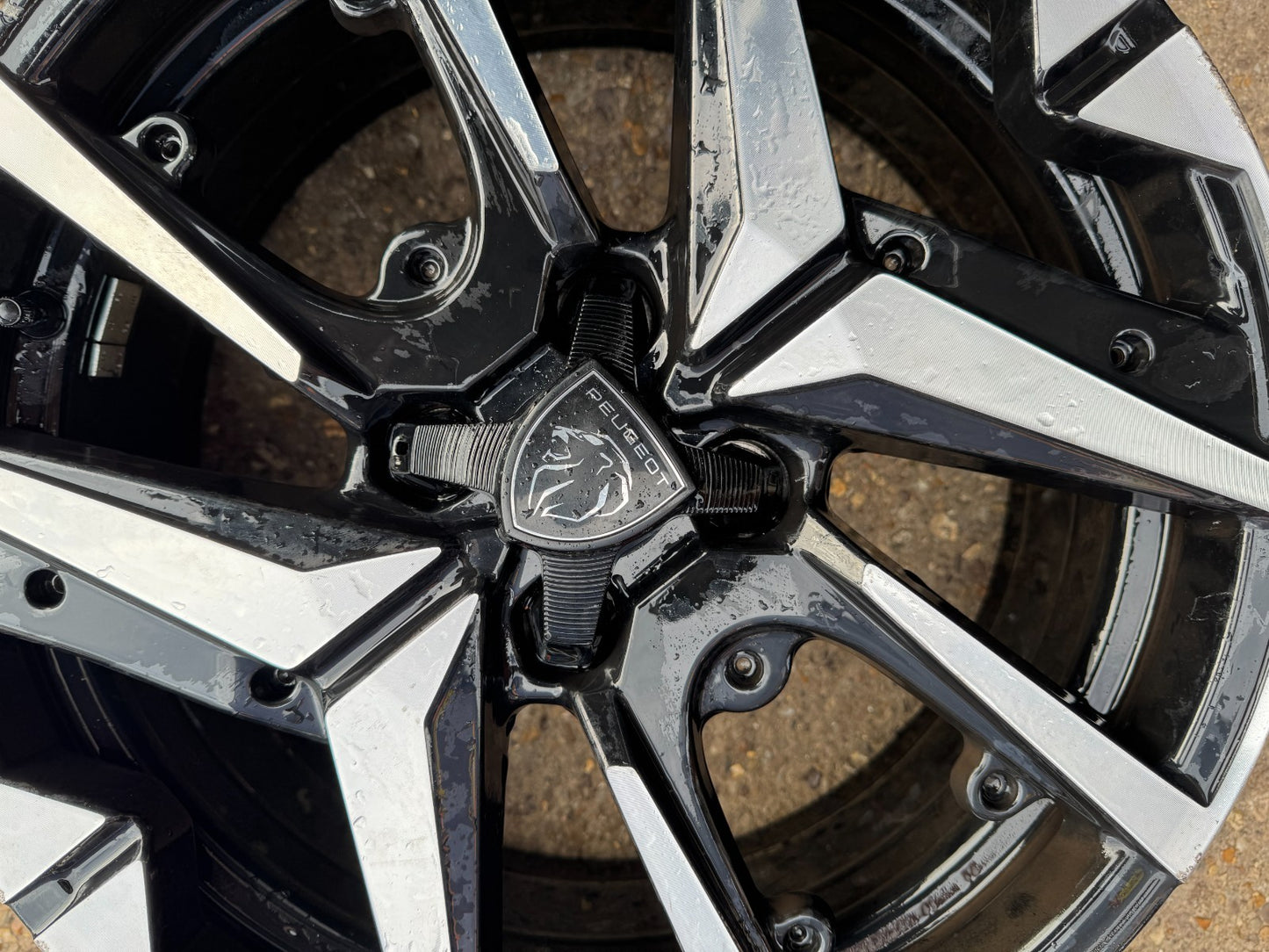 1x 2023 Genuine Peugeot 208 Hybrid GT Mk2 17” Alloy Wheel Rim 7Jx17 9851308480