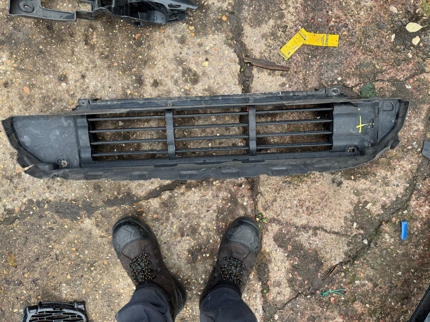 Volvo XC40 GENUINE intercooler air Duct With Motor 31455422 Damaged