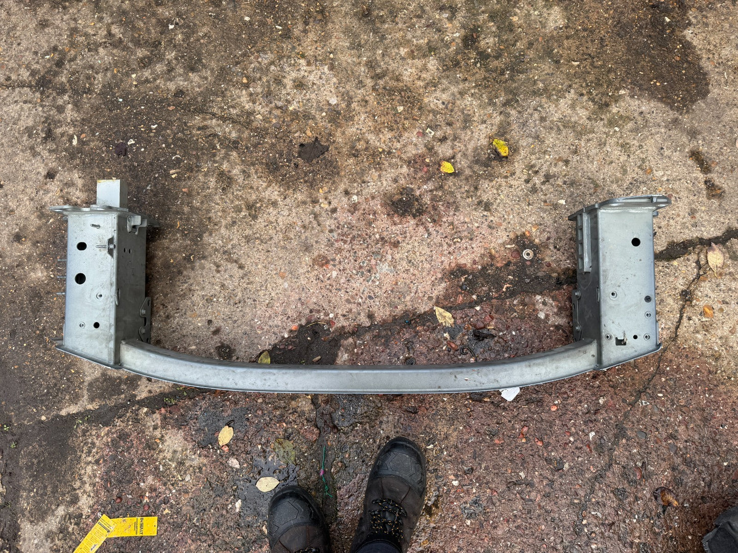 VOLVO XC40 2021 FRONT BUMPER SUPPORT REINFORCEMENT BAR 32318904 SMALL DENT