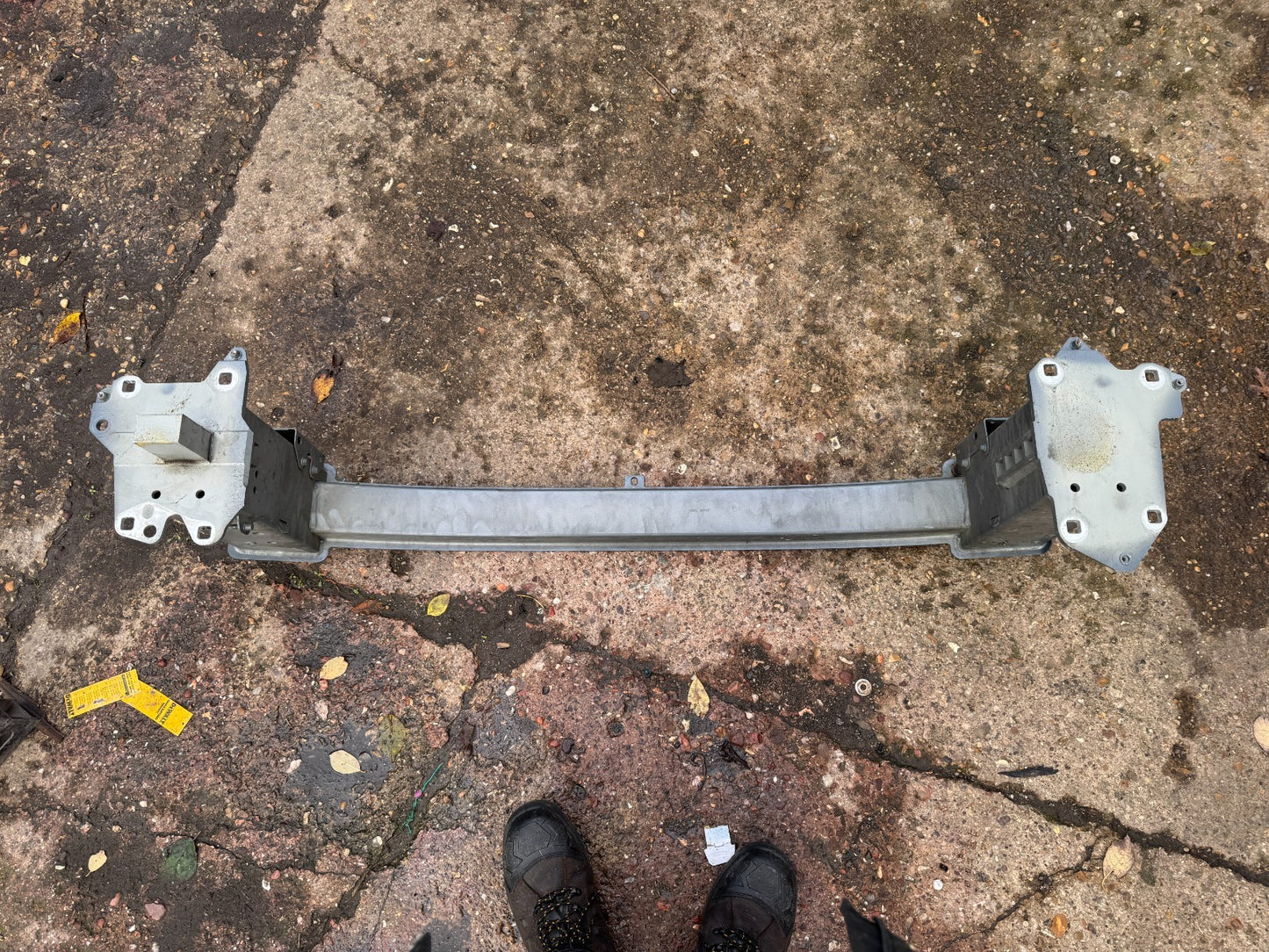 VOLVO XC40 2021 FRONT BUMPER SUPPORT REINFORCEMENT BAR 32318904 SMALL DENT