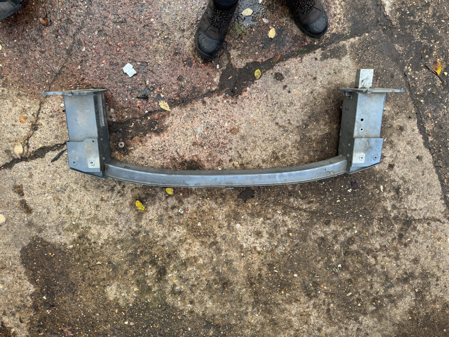 VOLVO XC40 2021 FRONT BUMPER SUPPORT REINFORCEMENT BAR 32318904 SMALL DENT