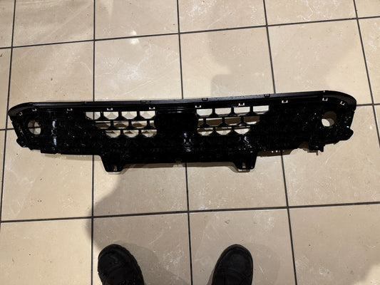 NEW HYUNDAI KONA FRONT BUMPER LOWER GRILLE 17-24  86560J9CD0 GENUINE