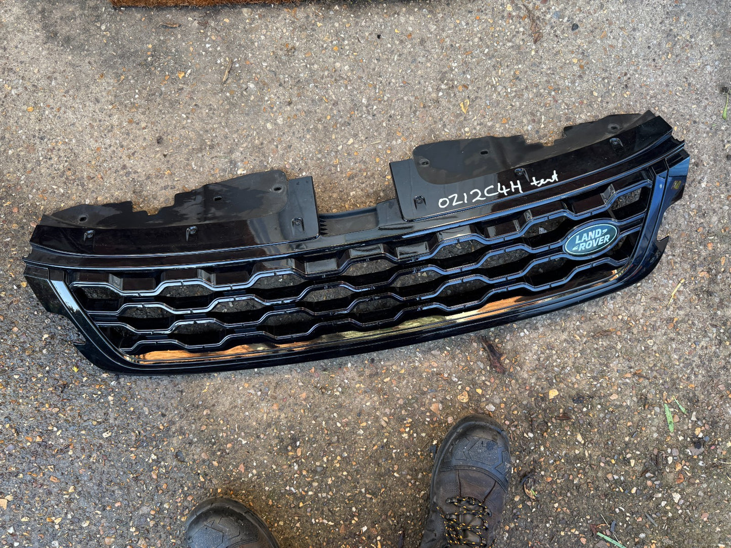 RANGE ROVER EVOQUE L551 FRONT BUMPER GRILL K8D28200 scratches/broken pin