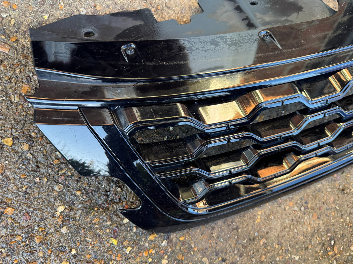 RANGE ROVER EVOQUE L551 FRONT BUMPER GRILL K8D28200 scratches/broken pin