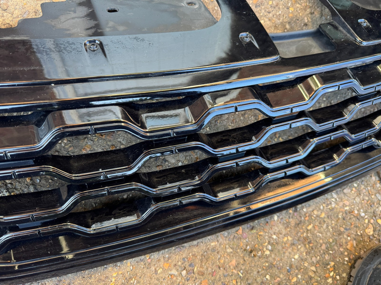 RANGE ROVER EVOQUE L551 FRONT BUMPER GRILL K8D28200 scratches/broken pin