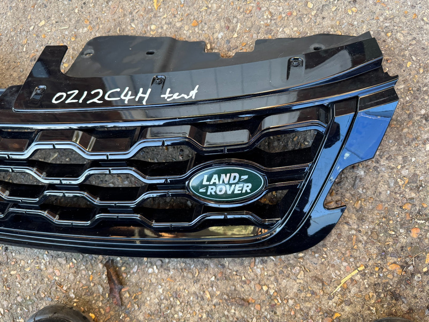 RANGE ROVER EVOQUE L551 FRONT BUMPER GRILL K8D28200 scratches/broken pin