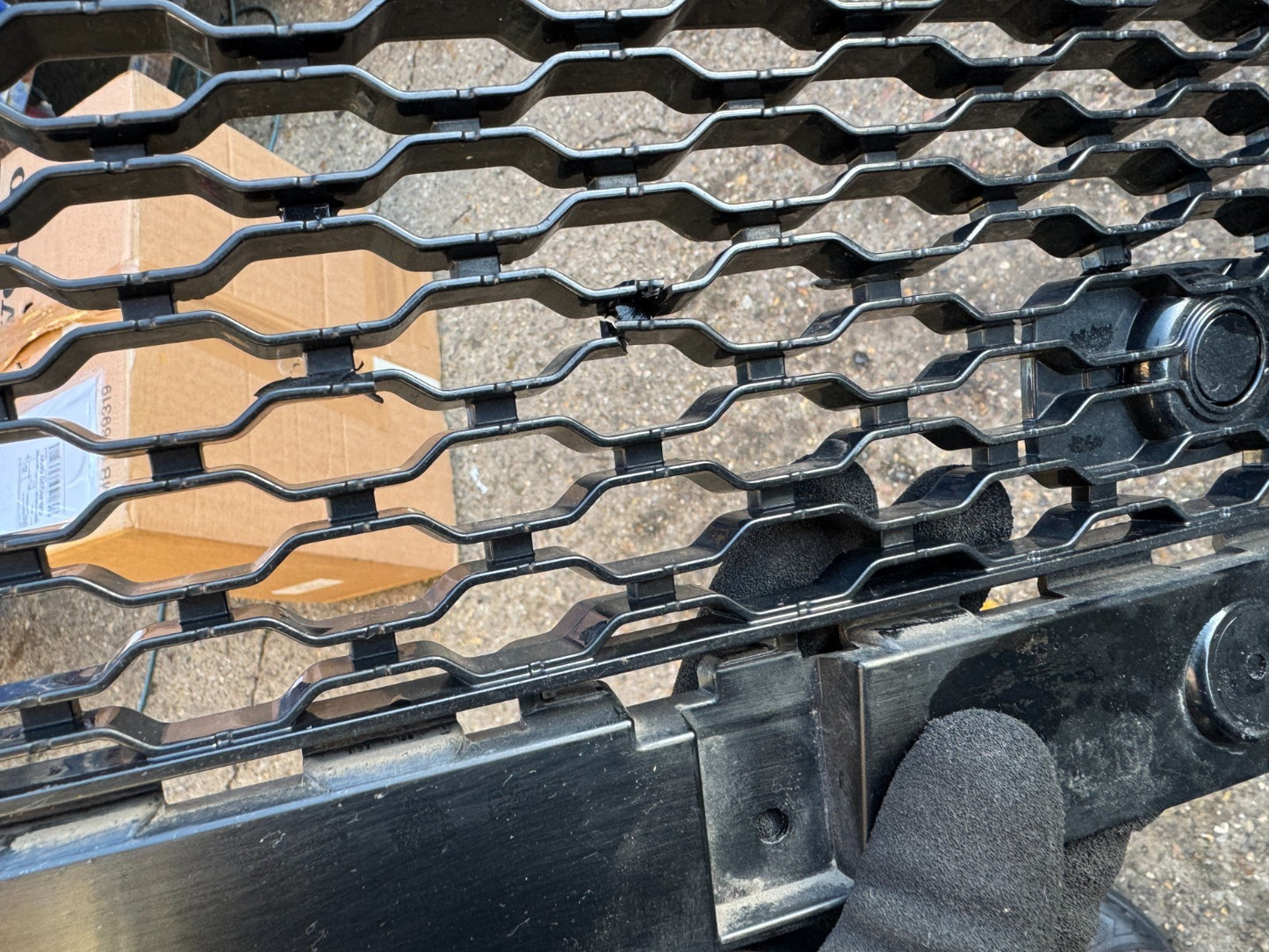 RANGE ROVER EVOQUE L551  2018-2024 GENUINE FRONT BUMPER LOWER GRILLE