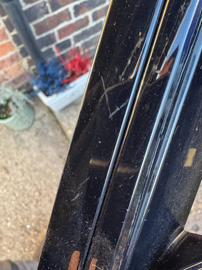 RANGE ROVER EVOQUE L551 FRONT BUMPER GRILL K8D28200 scratches/broken pin