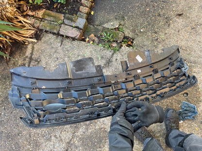 RANGE ROVER EVOQUE L551 FRONT BUMPER GRILL K8D28200 scratches/broken pin