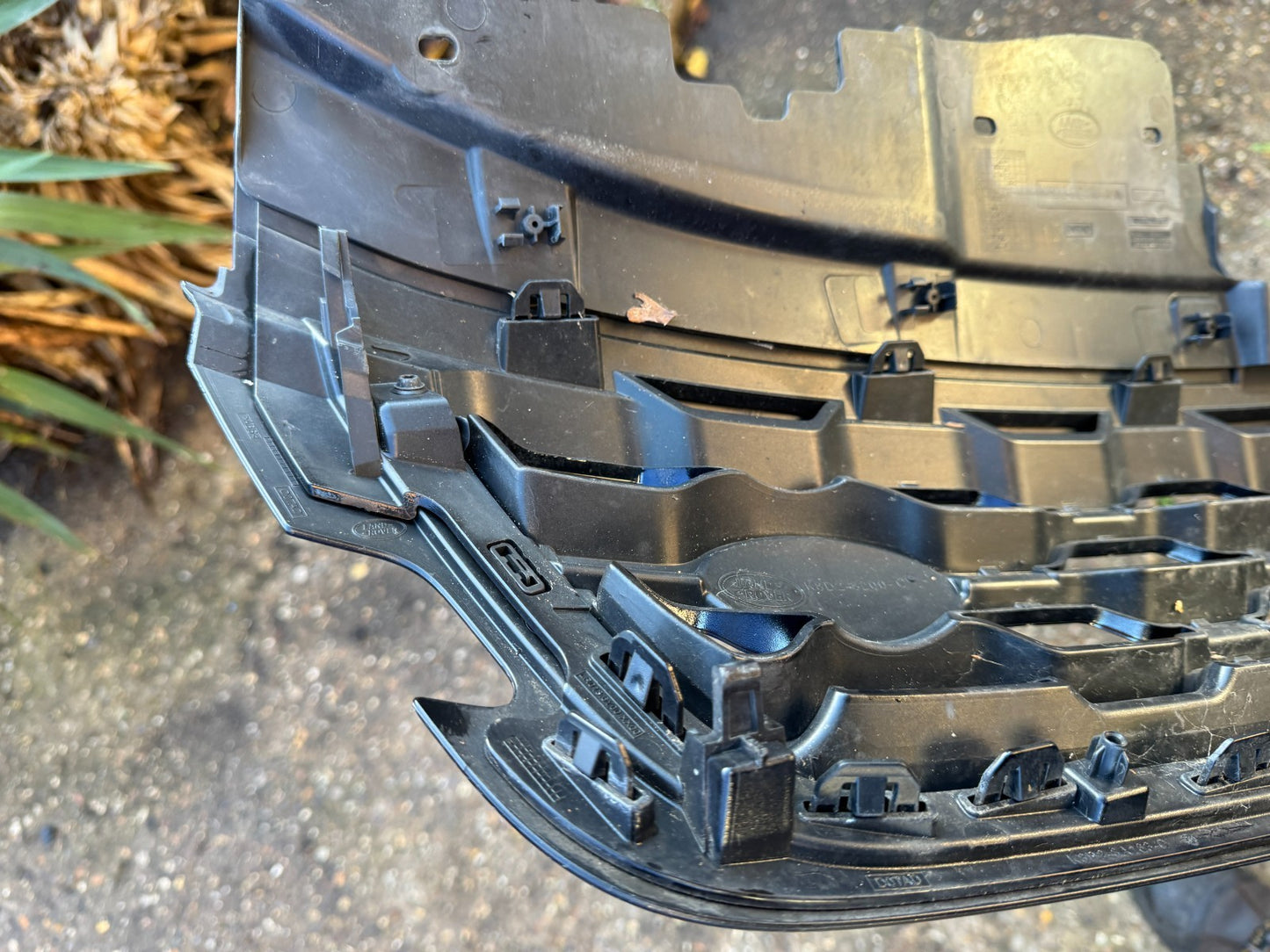 RANGE ROVER EVOQUE L551 FRONT BUMPER GRILL K8D28200 scratches/broken pin