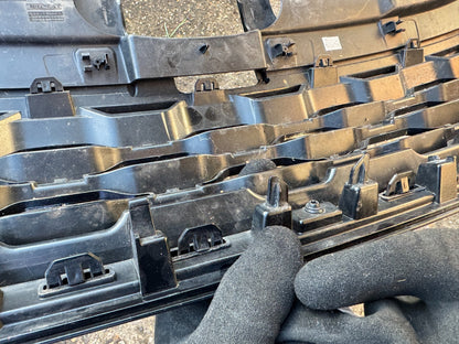 RANGE ROVER EVOQUE L551 FRONT BUMPER GRILL K8D28200 scratches/broken pin