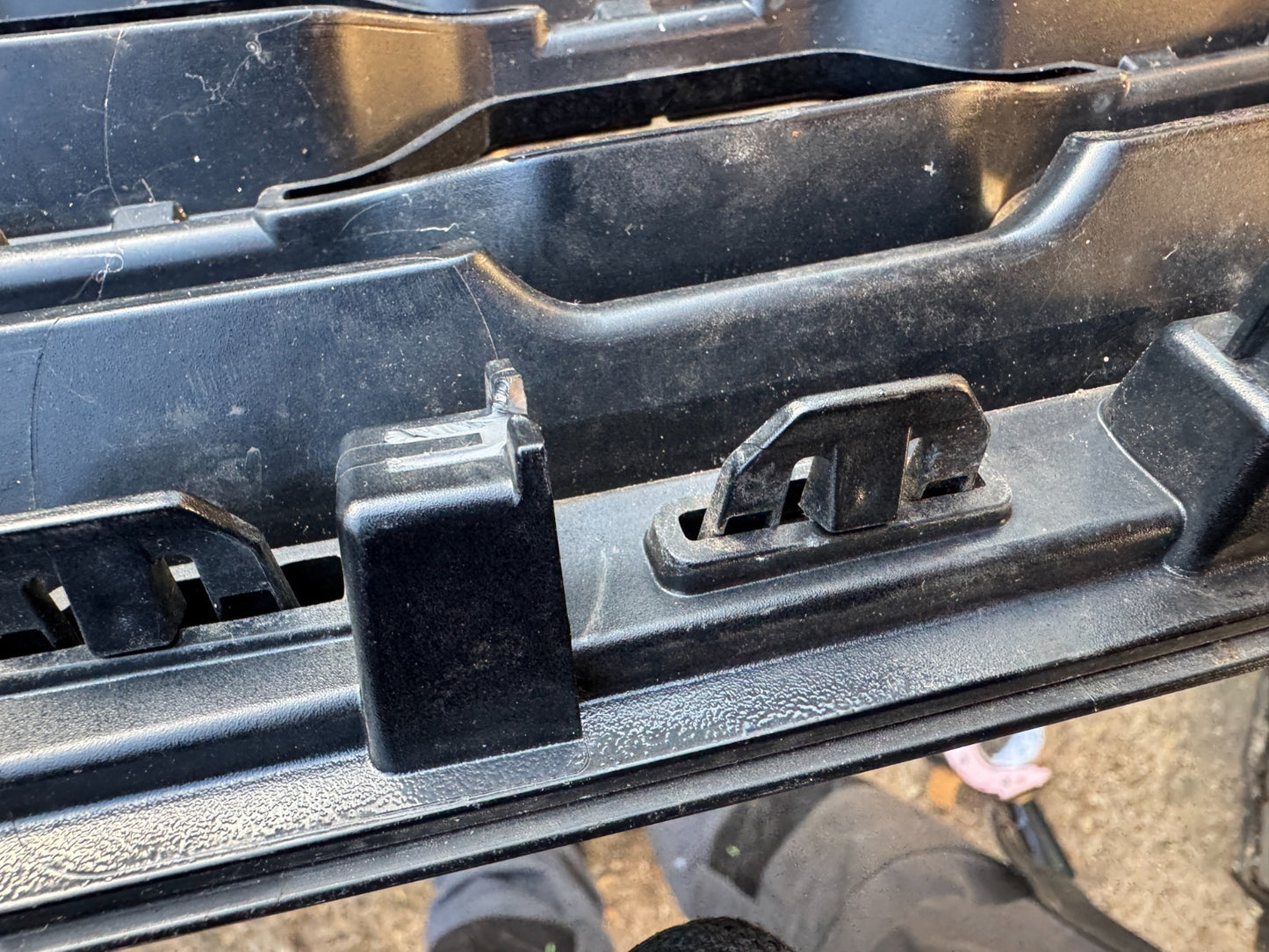 RANGE ROVER EVOQUE L551 FRONT BUMPER GRILL K8D28200 scratches/broken pin