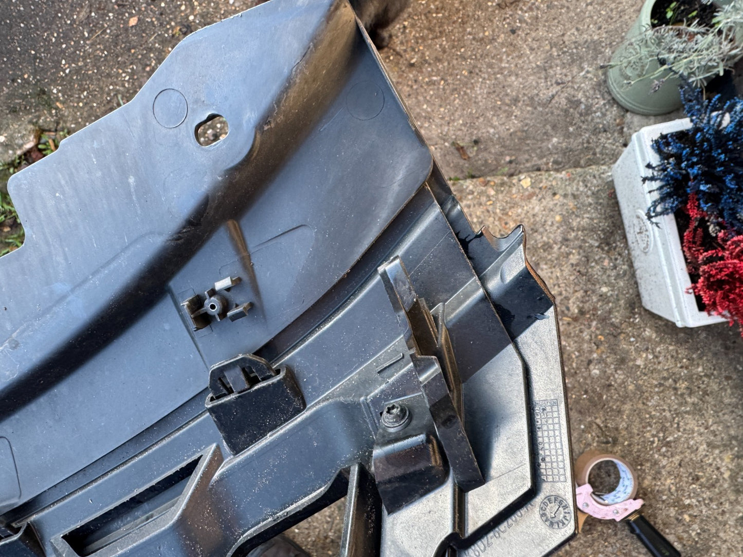 RANGE ROVER EVOQUE L551 FRONT BUMPER GRILL K8D28200 scratches/broken pin