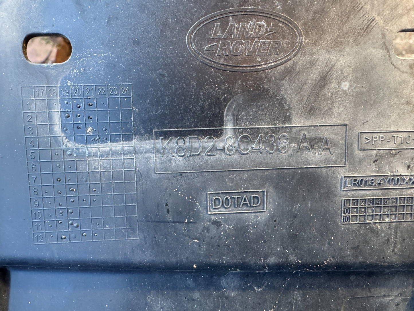 RANGE ROVER EVOQUE L551 FRONT BUMPER GRILL K8D28200 scratches/broken pin